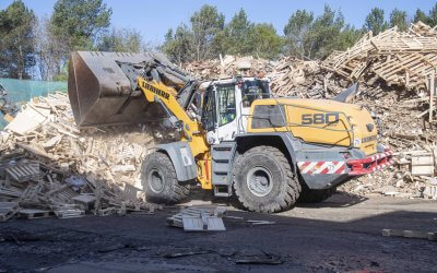 Liebherr chips in at wood processing site